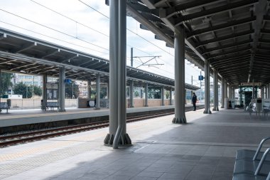 Tren istasyonunun bekleme salonu metal şezlong