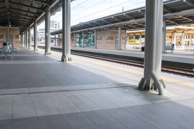 Tren istasyonunun bekleme salonu metal şezlong