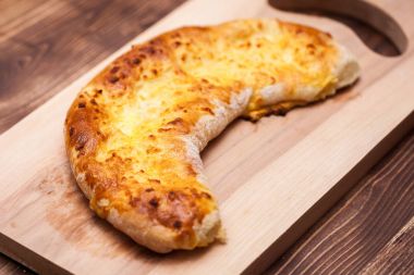 Noel günü, coğrafi bir yarım ay biçiminde khachapuri (ghvezeli)