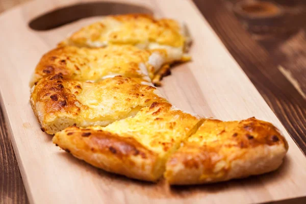 Khachapuri (ghvezeli) in a half moon form for christmas day, Geo — Stock Photo, Image