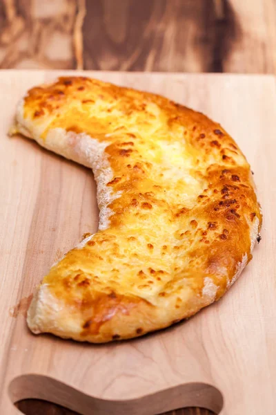 Khachapuri (ghvezeli) in Halbmondform für Weihnachten, geo — Stockfoto