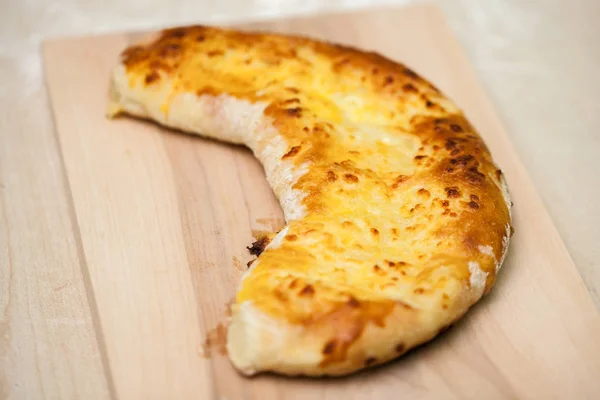 Khachapuri (ghvezeli) in a half moon form for christmas day, Geo — Stock Photo, Image