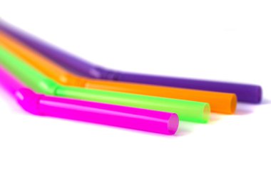 Beyaz arka plan üzerinde izole içecekler için renkli payet