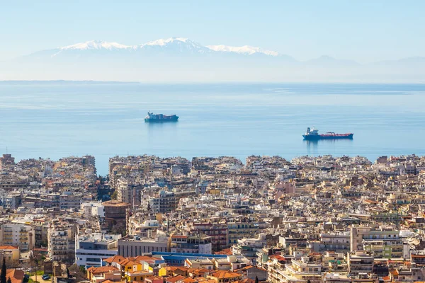 Vy över staden Thessaloniki, havet, fartyg och den olympous fjällen — Stockfoto