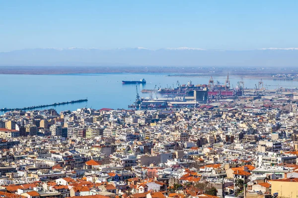 Vy över staden Thessaloniki, havet, fartyg och den olympous fjällen — Stockfoto