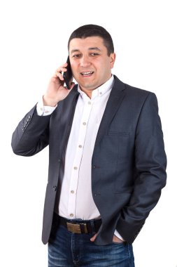 Bir beyaz gömlek ve siyah takım elbise giymiş genç bir adam portresi,