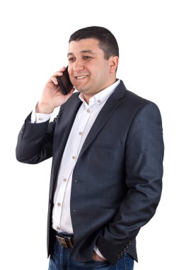 Bir beyaz gömlek ve siyah takım elbise giymiş genç bir adam portresi,