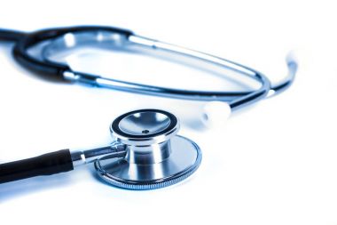 Beyaz arka plan üzerinde medica izole steteskop (phonendoscope)