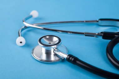 Mavi arka plan üzerinde tıbbi izole steteskop (phonendoscope)