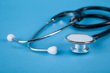 Mavi arka plan üzerinde tıbbi izole steteskop (phonendoscope)