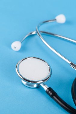 Mavi arka plan üzerinde tıbbi izole steteskop (phonendoscope)