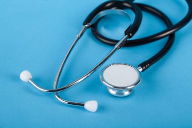 Mavi arka plan üzerinde tıbbi izole steteskop (phonendoscope)