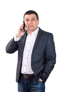 Bir beyaz gömlek ve siyah takım elbise giymiş genç bir adam portresi,