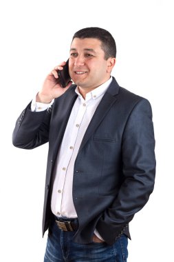 Bir beyaz gömlek ve siyah takım elbise giymiş genç bir adam portresi,