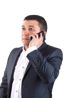 Bir beyaz gömlek ve siyah takım elbise giymiş genç bir adam portresi,