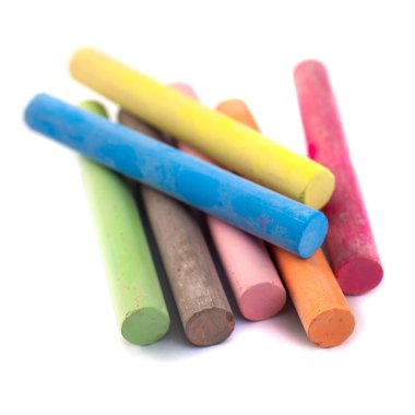 yumuşak gölgeler ile beyaz arka plan üzerinde renkli tebeşirler