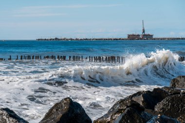 dalgalar deniz Karadeniz kıyısında, Poti, Gürcistan