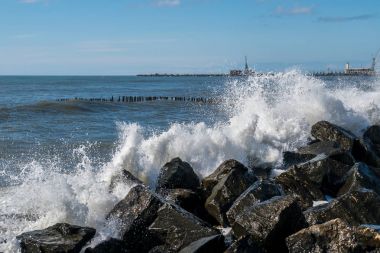 dalgalar deniz Karadeniz kıyısında, Poti, Gürcistan