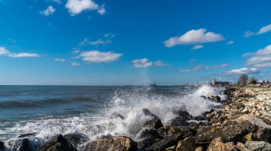 dalgalar deniz Karadeniz kıyısında, Poti, Gürcistan