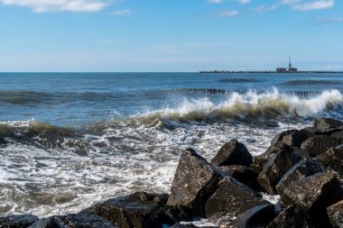dalgalar deniz Karadeniz kıyısında, Poti, Gürcistan