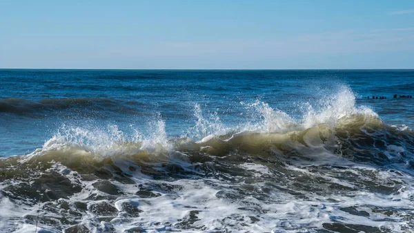 Zee golven op de kust van de Zwarte Zee, Poti, Georgië — Stockfoto