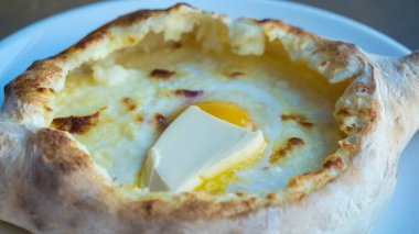 Acara khachapuri yumurta ve tereyağı masaya
