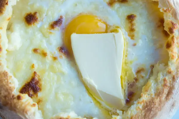 Adjarian khachapuri com ovos e manteiga na mesa — Fotografia de Stock