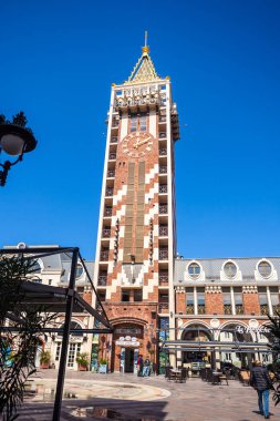 Saat Kulesi Batum, Acara bölgesinde Piazza meydanda yer alır