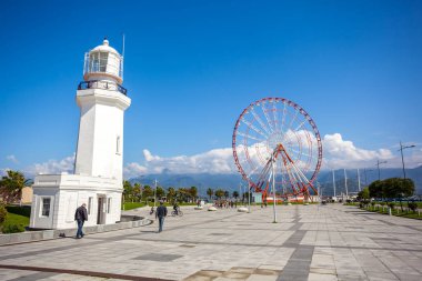 31.03.2018 Batum, Gürcistan - dönme dolap ve Batum deniz feneri 