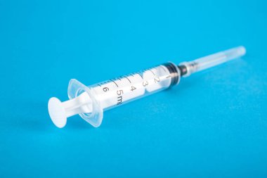 Standart tasarım Kişilik şırınga üzerinde mavi arka plan izole