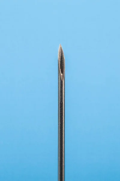 Medizinische Nadel, isoliert auf blauem Hintergrund. Objekt — Stockfoto