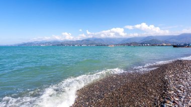 Güneşli gökyüzü deniz sakin su üzerinde. Doğal manzara arka plan W