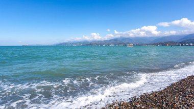 Güneşli gökyüzü deniz sakin su üzerinde. Doğal manzara arka plan W