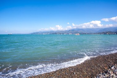 Güneşli gökyüzü deniz sakin su üzerinde. Doğal manzara arka plan W