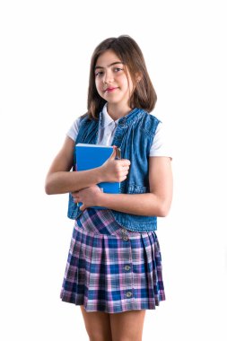 güzel kızla elinde bir dizüstü okul üniforma 