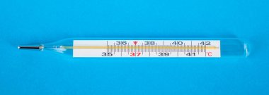 İnsan b sıcaklığını ölçmek için bir cam termometre