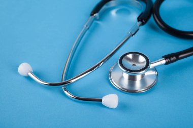 Mavi arka plan üzerinde tıbbi izole steteskop (phonendoscope)