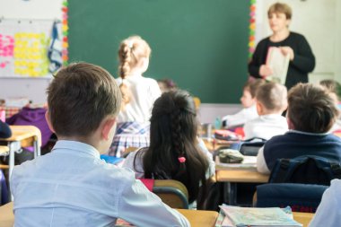 okul çocukları sınıfta aktif olarak katılan