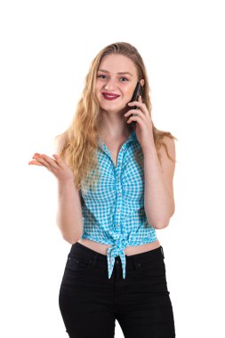 Beyaz arka plan telefonda konuşurken genç sarışın kız