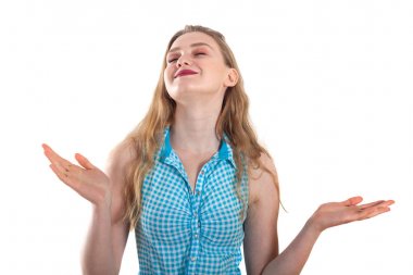 güzel sarışın gülümseyen kız duygu açılan el ile ifade eder.