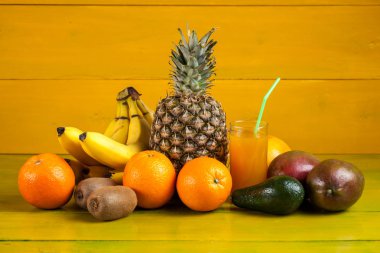 Tropikal meyve sarı ahşap arka plan, taze gıda üzerinde