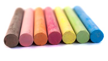 yumuşak gölgeler ile beyaz arka plan üzerinde renkli tebeşirler