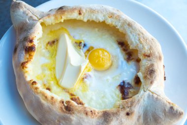 Acara khachapuri yumurta ve tereyağı masaya