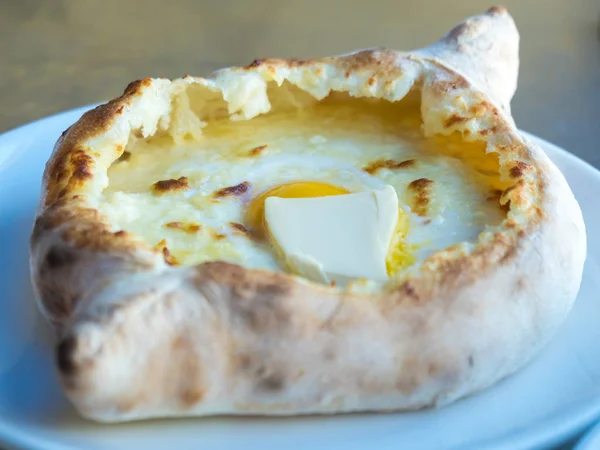 Adjarian khachapuri com ovos e manteiga na mesa — Fotografia de Stock