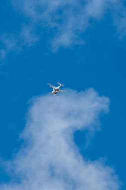 parlak mavi gökyüzü, radyo kontrol helicop içinde asılı beyaz casus uçak