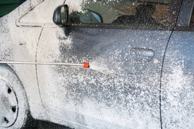 Lüks araba tam sürecinin yıkama araba beyaz köpükle kaplı bir