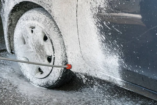 Proceso de lavado de coches de lujo cubierto con espuma blanca a — Foto de Stock