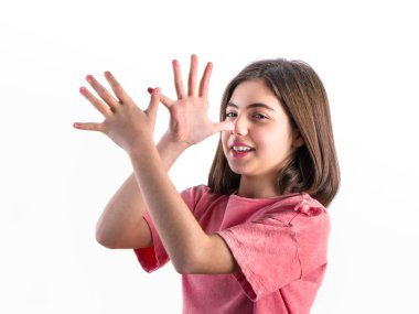 Mutlu güzel küçük kız beyaz b kamera önünde poz