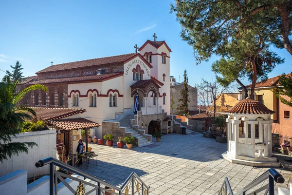 10.03.2018 Tessalônica, Grécia - A igreja está escondida entre os — Fotografia de Stock