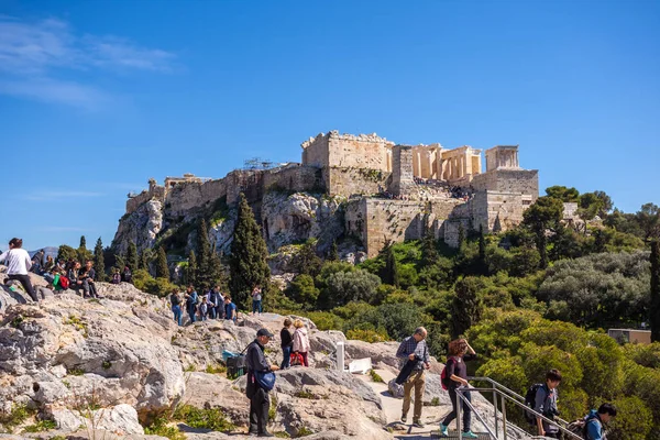 11.03.2018 Atenas, Grecia - turistas a la acrópolis en Atenas — Foto de Stock